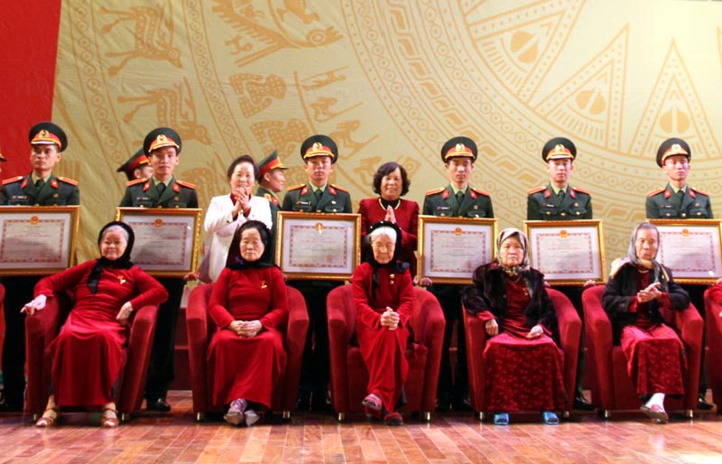 ຮອງປະທານປະເທດ ຫງວຽນທິຢວານມອບ ນາມມະຍົດ“ແມ່ ຫວຽດນາມວິລະຊົນ“ ຢູ່ແຂວງບັກນິງ